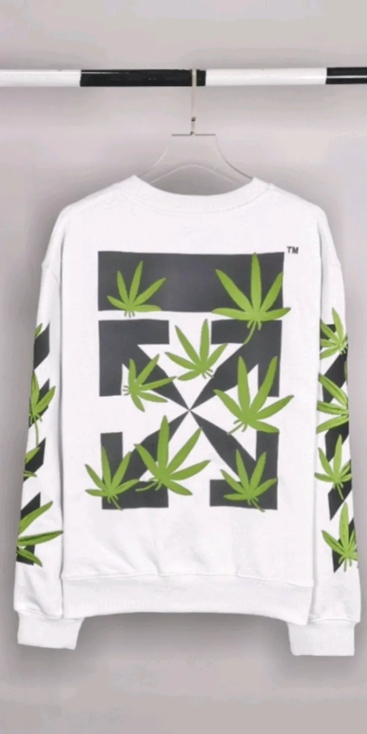 Real shot of the video——[New model] 22SS top version OFFWHITE OW lucky leaf embroidery print for male and female couples, the same trendy brand pure cotton loose autumn and winter round neck sweatshirt. This year’s environmentally friendly series is indeed a bit interesting, all centered around plants. The combination of lucky leaves and arrows has a slightly fresh and artistic style. The front panel printing uses Tajima embroidery printing and superimposed embroidery technology, with a yellow background, a second layer of blue, and the last layer is purple OFF. The embroidery is raised and has a tactile feel. The arrows on the back are made using imported glue technology and then put on the embroidery machine. The printing is realistic and full. Ye Jing's expression is very obvious. Customized three-label auxiliary materials to perfectly restore ZP.  Color: black and white Size: XS-L P:410